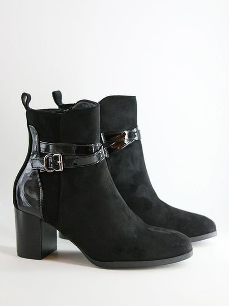 Bellucci Botki w kolorze czarnym rozmiar: 36. Czarne botki Bellucci, bez wzorów, bez obcasa, bez zapięcia. Za 135.49 zł.