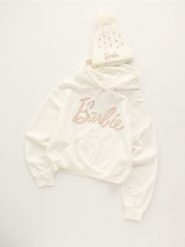 Bluza hoodie z napisem Barbie - kremowy. Białe bluzy sportowe Sinsay, l, bez wzorów, bez kaptura. Za 49.99 zł.