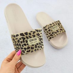Klapki damskie w panterkę plażowe basenowe beżowe SS274715. Brązowe klapki Big Star, bez wzorów, z materiału, bez obcasa. Za 109.99 zł.