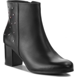 Botki ANN MEX - 8997 01S Czarny. Czarne botki Ann Mex, z aplikacjami, ze skóry, bez obcasa, na obcasie, bez zapięcia. W wyprzedaży za 219.00 zł.