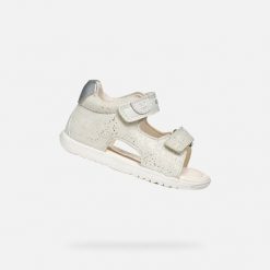 Sandały Geox Model B Sandal Macchia Gir Kolor Biały. Białe sandały Geox, bez wzorów, ze skóry, bez obcasa, bez zapięcia. Za 226.99 zł.