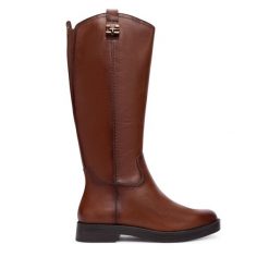 Oficerki Tamaris. Brązowe kozaki Tamaris, bez obcasa, na płaskiej podeszwie, bez zapięcia. Za 759.99 zł.