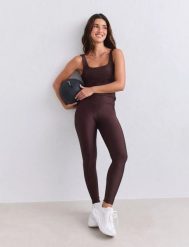 Damskie legginsy z wysokim stanem Shimmer czekoladowe. Brązowe legginsy AIM'N, l, bez wzorów, z elastanu, z podwyższonym stanem, długie. Za 303.00 zł.