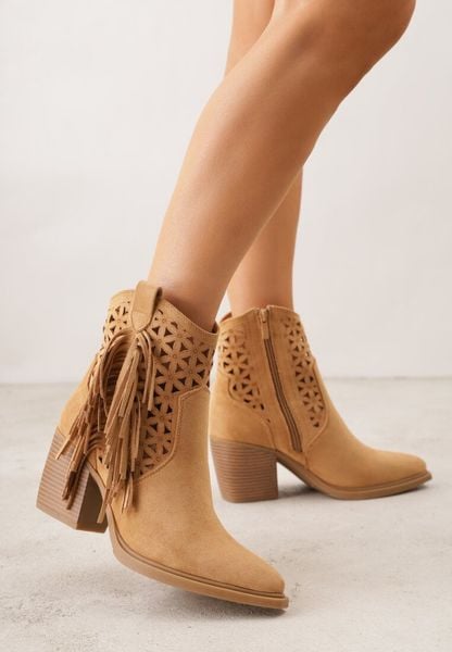 Brązowe Ażurowe Botki Typu Kowbojki na Stożku Ozdobione Frędzlami Pentora. Brązowe botki Renee, w ażurowe wzory, z jeansu, bez obcasa, na obcasie, bez zapięcia. Za 159.99 zł.