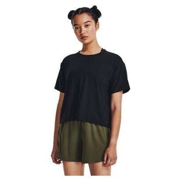 Koszulka fitness damska Under Armour Motion. Czarne bluzki Under Armour, s, bez wzorów, sportowe, bez kołnierzyka, bez ramiączek. Za 109.99 zł.