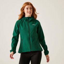 Softshell turystyczny damski Regatta Arec III z kapturem. Zielone kurtki sportowe Regatta, bez wzorów, z softshellu, z kapturem, trekkingowe. W wyprzedaży za 109.99 zł.