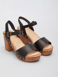 Bellucci Sandały w kolorze czarnym rozmiar: 40. Czarne sandały Bellucci, bez wzorów, z otwartym noskiem, bez obcasa, na koturnie, bez zapięcia. Za 122.96 zł.