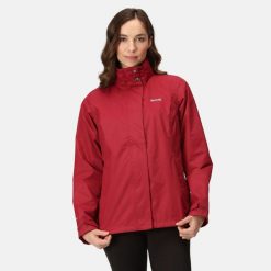 Kurtka przeciwdeszczowa trekkingowa damska Daysha. Czerwone kurtki sportowe Regatta, bez wzorów, z softshellu, trekkingowe. W wyprzedaży za 229.99 zł.