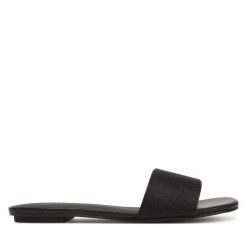 Klapki Calvin Klein. Czarne klapki Calvin Klein, bez wzorów, bez obcasa. Za 209.99 zł.