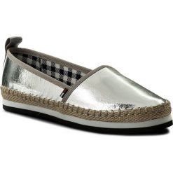 Espadryle TOMMY JEANS - Sporty Metallic Slip On EN0EN00203 Silver 000. Szare espadryle Tommy Jeans, bez wzorów, z jeansu, bez obcasa, na płaskiej podeszwie, bez zapięcia. W wyprzedaży za 199.00 zł.