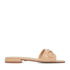 Klapki Nine West. Brązowe klapki Nine West, bez wzorów, bez obcasa. Za 179.99 zł.