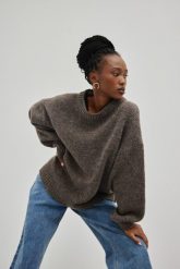 Sweter oversize z bufiastym rękawem w kolorze BROWN MELANGE - RIVERO. Brązowe swetry Marsala, na zimę, bez wzorów, z poliamidu, bez ramiączek. Za 349.90 zł.