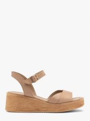 Beżowe sandały damskie DONNA. Brązowe sandały Ryłko, bez wzorów, z materiału, bez obcasa, na obcasie, bez zapięcia. Za 349.99 zł.