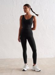 Damskie legginsy z wysokim stanem, squat proof, dla niskich Sense czarne. Czarne legginsy AIM'N, xl, bez wzorów, z elastanu, z podwyższonym stanem, krótkie. Za 297.00 zł.