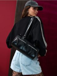 Torebka na ramię z imitacji skóry w stylu retro - czarny. Czarne torby na ramię Sinsay, bez wzorów, ze skóry, retro, na ramię, bez dodatków. Za 49.99 zł.