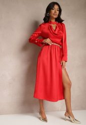 Czerwona Koktajlowa Sukienka z Satyny z Ozdobnym Guzikiem Leaneris. Czerwone sukienki Renee, na zimę, l, bez wzorów, z materiału, eleganckie, bez kołnierzyka, bez ramiączek, midi, kopertowe. Za 129.99 zł.