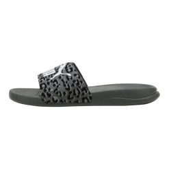 Klapki Puma Popcat 20 I Am The Drama. Szare klapki Puma, bez wzorów, z materiału, bez obcasa. Za 174.90 zł.