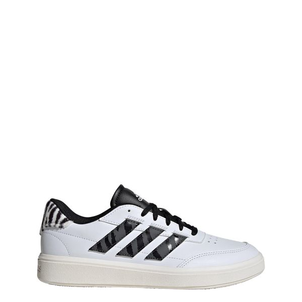 Buty Courtblock. Białe obuwie sportowe Adidas, bez zapięcia. W wyprzedaży za 236.70 zł.