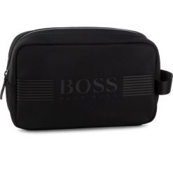 Kosmetyczka BOSS - Pixel Washbag 50332714 001. Czarne kufry i kosmetyczki Boss, bez wzorów, z materiału, bez dodatków. W wyprzedaży za 289.00 zł.