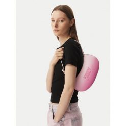 Torebka Tommy Jeans. Czerwone torebki klasyczne Tommy Jeans, bez wzorów, z jeansu, bez dodatków. Za 369.99 zł.