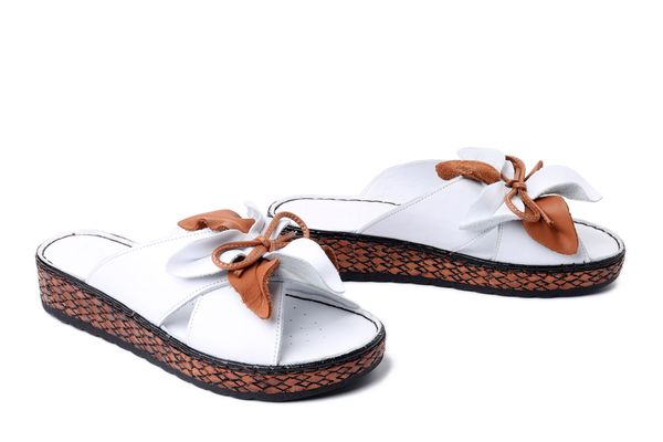KOCH 030.127.0470 white-coconut, klapki damskie. Białe klapki KOCH, bez wzorów, ze skóry, bez obcasa. Za 179.93 zł.