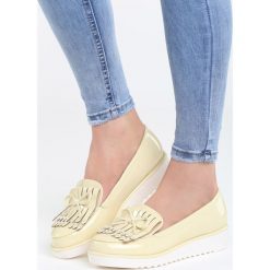 Żółte Mokasyny Herna. Żółte mokasyny Born2be, z aplikacjami, ze skóry, z okrągłym noskiem, bez obcasa. Za 39.99 zł.