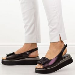 Czarne sandały damskie na platformie Potocki 12590. Czarne sandały POTOCKI, z aplikacjami, z jeansu, biznesowe, bez obcasa, na platformie, bez zapięcia. Za 209.00 zł.