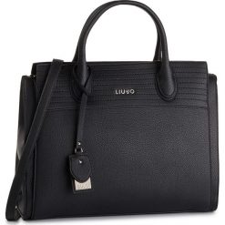 Torebka LIU JO - L Satchel N19042 E0027 Midnight 90013. Niebieskie torebki klasyczne Liu Jo, z aplikacjami, ze skóry ekologicznej, zdobione, bez dodatków. W wyprzedaży za 339.00 zł.