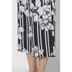 Damskie Spodnie palazzo paski z motywem kwiatów szeroka nogawka elastyczny pas. Czarne spodnie dresowe Ulla Popken, plus size, bez wzorów, z materiału. Za 239.99 zł.