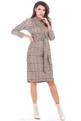 Elegancka kopertowa sukienka w kratę z kołnierzem beżowa. Brązowe sukienki Awama, do pracy, na jesień, m, bez wzorów, z dzianiny, biznesowe, bez kołnierzyka, bez ramiączek, midi, dopasowane. Za 419.00 zł.