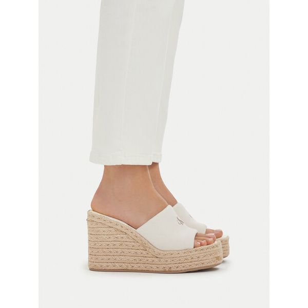 Klapki Calvin Klein. Białe klapki Calvin Klein, bez wzorów, bez obcasa. Za 409.99 zł.
