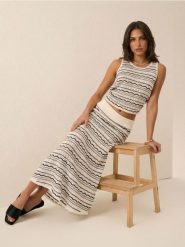 Klapki z szerokim paskiem z imitacji skóry - czarny. Czarne klapki Sinsay, bez wzorów, ze skóry, bez obcasa. Za 39.99 zł.