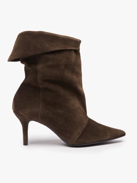 Brązowe botki na szpilce z mankietem. Brązowe botki Ryłko, bez wzorów, z gumy, bez obcasa, na obcasie, bez zapięcia. Za 599.99 zł.