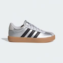 Buty VL Court 3.0. Czarne obuwie sportowe Adidas, z zamszu, bez zapięcia, na jogę i pilates. Za 219.00 zł.