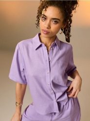 Wiskozowa koszula z krótkim rękawem z domieszką lnu - fioletowy. Fioletowe koszule Sinsay, l, bez wzorów, z wiskozy, bez kołnierzyka, bez ramiączek. Za 39.99 zł.