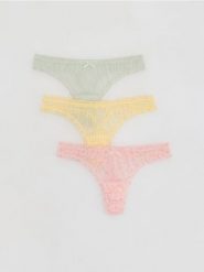 Majtki typu stringi 3 pack - pastelowy róż. Czerwone stringi Reserved, bez wzorów. Za 59.99 zł.