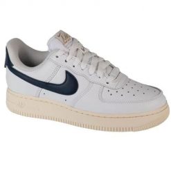 Buty do chodzenia damskie Nike Air Force 1 07 Easyon. Białe obuwie sportowe Nike, z gumy, bez zapięcia, trekkingowe, Nike Air Force. Za 725.00 zł.