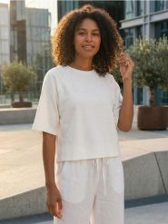 Bluza comfort soft touch z krótkim rękawem z domieszką wiskozy - kremowy. Białe bluzy Sinsay, l, bez wzorów, z dzianiny, bez kaptura. Za 39.99 zł.