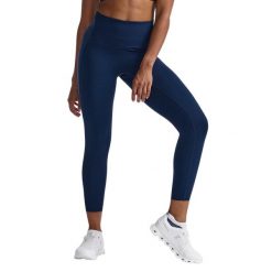 Damskie legginsy kompresyjne 7/8 z wysokim stanem 2XU Form Stash. Białe legginsy 2XU, bez wzorów, z podwyższonym stanem. Za 575.50 zł.