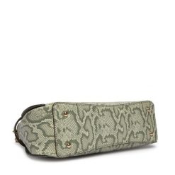 Torebka Guess. Zielone torebki klasyczne Guess, z aplikacjami, bez dodatków. Za 639.99 zł.