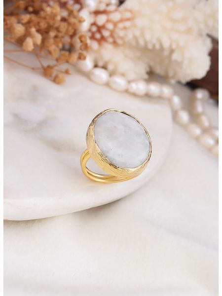 Pierres delicates Pozłacany pierścionek z kamieniem księżycowym rozmiar: onesize. Żółte pierścionki Pierres delicates, z kamieniem księżycowym, pozłacane. Za 74.63 zł.