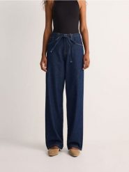 Jeansy wide leg z wiązaniem - granatowy. Niebieskie jeansy Reserved, bez wzorów. W wyprzedaży za 99.99 zł.
