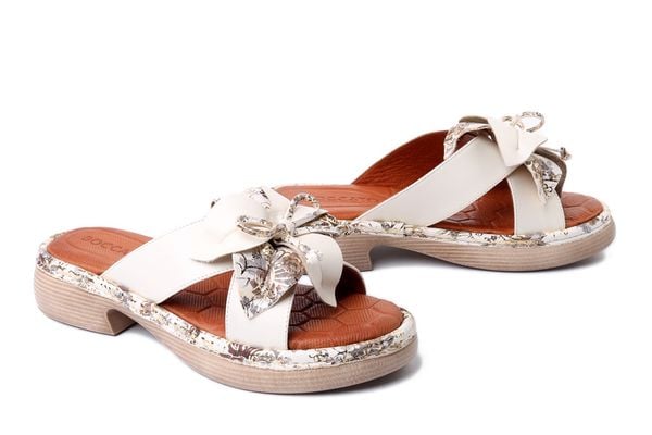BOCCATO 0158-223.T25 beige, klapki damskie. Brązowe klapki Boccato, bez wzorów, ze skóry, bez obcasa, na obcasie. Za 178.43 zł.