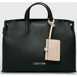 Calvin Klein - Torebka. Brązowe torby na ramię Calvin Klein, bez wzorów, z materiału, casualowe, do ręki, średnie, bez dodatków. W wyprzedaży za 449.90 zł.