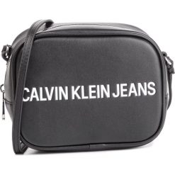Torebka CALVIN KLEIN JEANS - Sculpted Logo Camera Bag K60K605247 001. Czarne listonoszki Calvin Klein Jeans, bez wzorów, z jeansu, bez dodatków. W wyprzedaży za 169.00 zł.