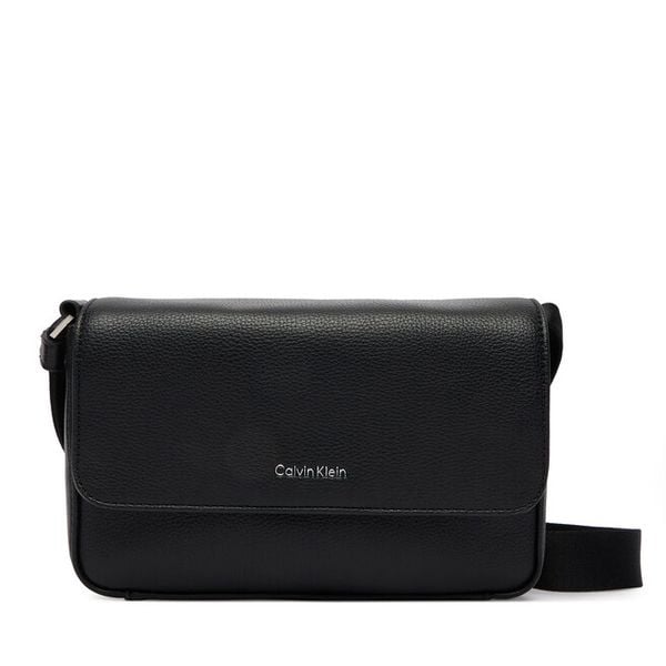 Torebka Calvin Klein. Czarne listonoszki Calvin Klein, bez wzorów, bez dodatków. Za 229.99 zł.