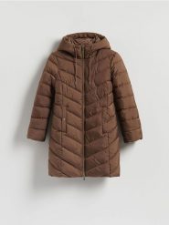 Pikowany płaszcz - brązowy. Brązowe płaszcze Reserved, l, bez wzorów, z tkaniny, bez kaptura. Za 159.99 zł.