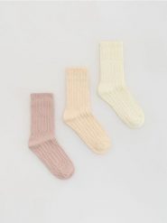 Skarpetki z wiskozą 3 pack - złamana biel. Skarpety Reserved, bez wzorów, z wiskozy. Za 39.99 zł.