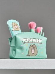 Kosmetyczka z nadrukiem Pusheen The Cat - zielony. Zielone kufry i kosmetyczki Sinsay, bez wzorów, z nadrukiem, bez dodatków. Za 15.99 zł.