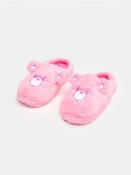 Pluszowe kapcie Care Bears - różowy. Czerwone obuwie domowe Sinsay, bez wzorów, bez zapięcia. Za 25.99 zł.